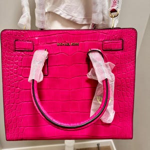 Bolso de mano grande Dillon con estampado de cocodrilo de Michael Kors