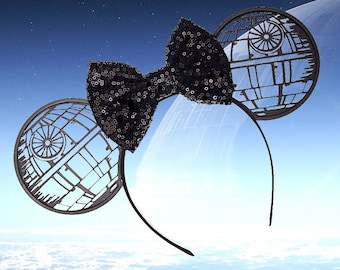 Könnte beinhalten: Schwarzes Haarreif mit Pailletten-Schleife und zwei schwarzen Death-Star-Ohren. Die Ohren sind Ausschnitte des Todessterns aus Star Wars.