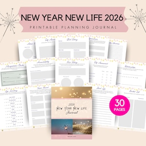 Op de afbeelding: Een afdrukbaar planningsjournaal met de tekst "NEW YEAR NEW LIFE 2026" in een roze banner. Het journaal bevat pagina's voor doelstellingen, zelfevaluatie en een vision board. De omslag toont een foto van vuurwerk en het journaal heeft 30 pagina's.