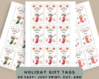 Könnte beinhalten: Blätter mit Weihnachtsgeschenkanhängern mit festlichen Designs. Jeder Anhänger zeigt einen mit Geschenken gefüllten Strumpf, die Worte "Happy Holidays" und Platz zum Schreiben von "Von:". Die Etiketten sind zum Drucken, Ausschneiden und Anbringen an Geschenken und Strümpfen geeignet.
