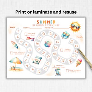 Puede incluir: Un juego de mesa de aventura de lectura de verano con un tema de playa. El tablero presenta un camino con espacios numerados, ilustraciones de verano y el texto "Summer Reading Adventure". Incluye un sol, gafas de sol y helado.