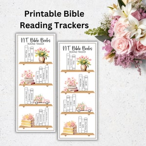 K&ouml;nnte beinhalten: Druckbarer Bibellesetracker mit floralem Thema. Der Tracker zeigt ein B&uuml;cherregal mit B&uuml;chern, die die B&uuml;cher des Neuen Testaments der Bibel repr&auml;sentieren. Die B&uuml;cher sind mit den Namen der B&uuml;cher beschriftet, wie Matth&auml;us, Markus, Lukas, Johannes, Apostelgeschichte, R&ouml;mer und mehr. Der Tracker zeigt auch einen rosafarbenen LKW mit Blumen auf der Ladefl&auml;che.