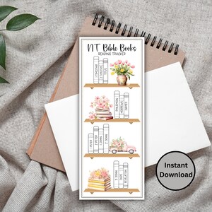 K&ouml;nnte beinhalten: Ein druckbarer Satz von Aufklebern zum Verfolgen der Lekt&uuml;re der B&uuml;cher des Neuen Testaments. Die Aufkleber zeigen ein B&uuml;cherregal mit Blumen und einem LKW, wobei jeder Buchtitel auf dem R&uuml;cken steht. Der Text "NT Bible Books Reading Tracker" befindet sich oben auf dem Aufkleber.