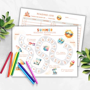 Puede incluir: Un juego de aventura de lectura de verano con un registro de lectura. El tablero del juego presenta un camino con espacios numerados, ilustraciones de una concha, un helado y gafas de sol. Incluye crayones.