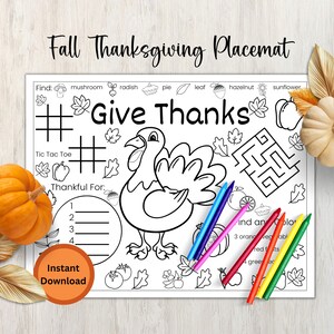 Op de afbeelding: Een zwart-witte printbare Thanksgiving-placemat met een kalkoen, bladeren en een doolhof. De placemat bevat ook een tic-tac-toe-spel, een lijst om op te schrijven waar je dankbaar voor bent, en de woorden "Give Thanks".