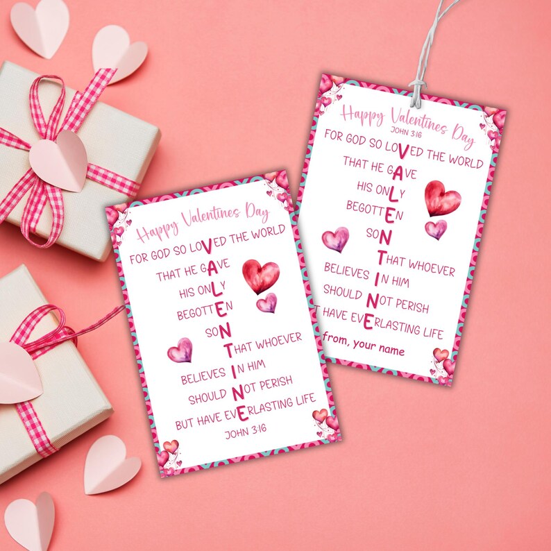 Op de afbeelding: Twee printbare Valentijnsdagkaarten met een roze en blauwe aquarel achtergrond. De kaarten tonen het woord "Valentine" dat verticaal gespeld is, waarbij elke letter een woord uit de Bijbeltekst Johannes 3:16 voorstelt. De tekst luidt: "Want God heeft de wereld zo liefgehad, dat Hij Zijn enige Zoon gegeven heeft, opdat een ieder die in Hem gelooft, niet verloren ga, maar eeuwig leven heeft. Johannes 3:16."