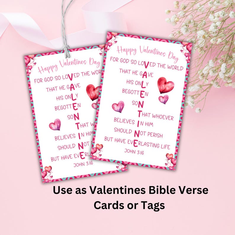 Op de afbeelding: Twee printbare Valentijnsdagkaarten met een roze en blauwe kleurstelling. De kaarten bevatten een Bijbelvers over Gods liefde voor de wereld, waarbij het woord "Valentijn" wordt gespeld met de eerste letters van elke regel van het vers. De tekst op de kaarten luidt: "Gelukkige Valentijnsdag. Want God heeft de wereld zo liefgehad, dat Hij Zijn enige Zoon gegeven heeft, opdat een ieder die in Hem gelooft, niet verloren gaat, maar eeuwig leven heeft. Johannes 3:16."