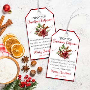 Può includere: Due etichette regalo a quadri rossi e neri con testo bianco che recita "Stovetop Christmas Potpourri". Le etichette presentano un'illustrazione ad acquerello di bastoncini di cannella, bacche e fette d'arancia. Il testo recita anche "Aggiungere tutti gli ingredienti in una pentola piccola o una pentola a cottura lenta. Aggiungere da 2 a 3 tazze d'acqua, un po' di vaniglia se lo si desidera, far sobbollire a fuoco lento, aggiungendo acqua secondo necessità. Buon Natale, il tuo nome qui."