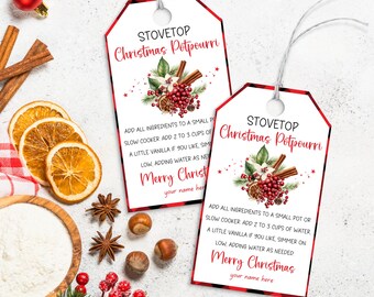 Puede incluir: Dos etiquetas de regalo de cuadros rojos y negros con texto blanco que dice "Stovetop Christmas Potpourri". Las etiquetas presentan una ilustración de acuarela de palitos de canela, bayas y rodajas de naranja. El texto también dice "Añadir todos los ingredientes a una olla pequeña o una olla de cocción lenta. Añadir de 2 a 3 tazas de agua, un poco de vainilla si lo desea, dejar hervir a fuego lento, añadiendo agua según sea necesario. Feliz Navidad, tu nombre aquí."