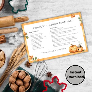 Pode incluir: Cart&atilde;o de receita imprim&iacute;vel com fundo xadrez amarelo e laranja, apresentando uma receita de muffins de especiarias de ab&oacute;bora. A receita inclui ingredientes como ovos, extrato de baunilha, xarope de bordo, &oacute;leo de abacate, pur&eacute; de ab&oacute;bora, farinha de am&ecirc;ndoa, farinha de espelta, bicarbonato de s&oacute;dio, macis, canela, noz-moscada, sal marinho e cardamomo. O cart&atilde;o tamb&eacute;m inclui instru&ccedil;&otilde;es para assar os muffins. O cart&atilde;o tem uma ilustra&ccedil;&atilde;o fofa de duas ab&oacute;boras sorrindo com caules verdes e chap&eacute;us marrons.