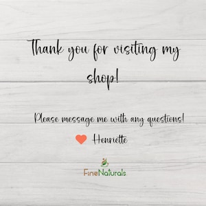 Puede incluir: Fondo de madera blanca con el texto "Thank you for visiting my shop!" en escritura negra. Debajo, dice "Please message me with any questions!" con un coraz&oacute;n y el nombre "Henriette". El logotipo de "Fine Naturals" est&aacute; en la parte inferior.
