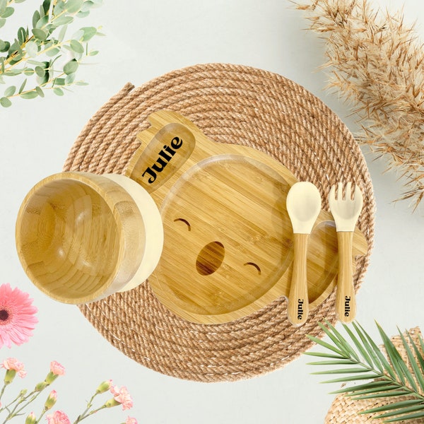 Plaque Koala personnalisée | Assiette, bol et couverts en bambou | Restez en place plaque | Le premier cadeau de Noël de bébé | Ensemble de vaisselle pour enfants