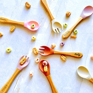 赤ちゃん用パーソナライズフォークとスプーン | 子供用竹製離乳食用カトラリー | 赤ちゃんの名前入りギフト | 赤ちゃんへの初めてのクリスマスプレゼント | BPA フリー