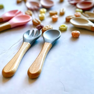 赤ちゃん用パーソナライズフォークとスプーン | 子供用竹製離乳食カトラリーセット | 子供用シリコン製 BPA フリースプーンとフォーク | 赤ちゃんの名前入りギフト