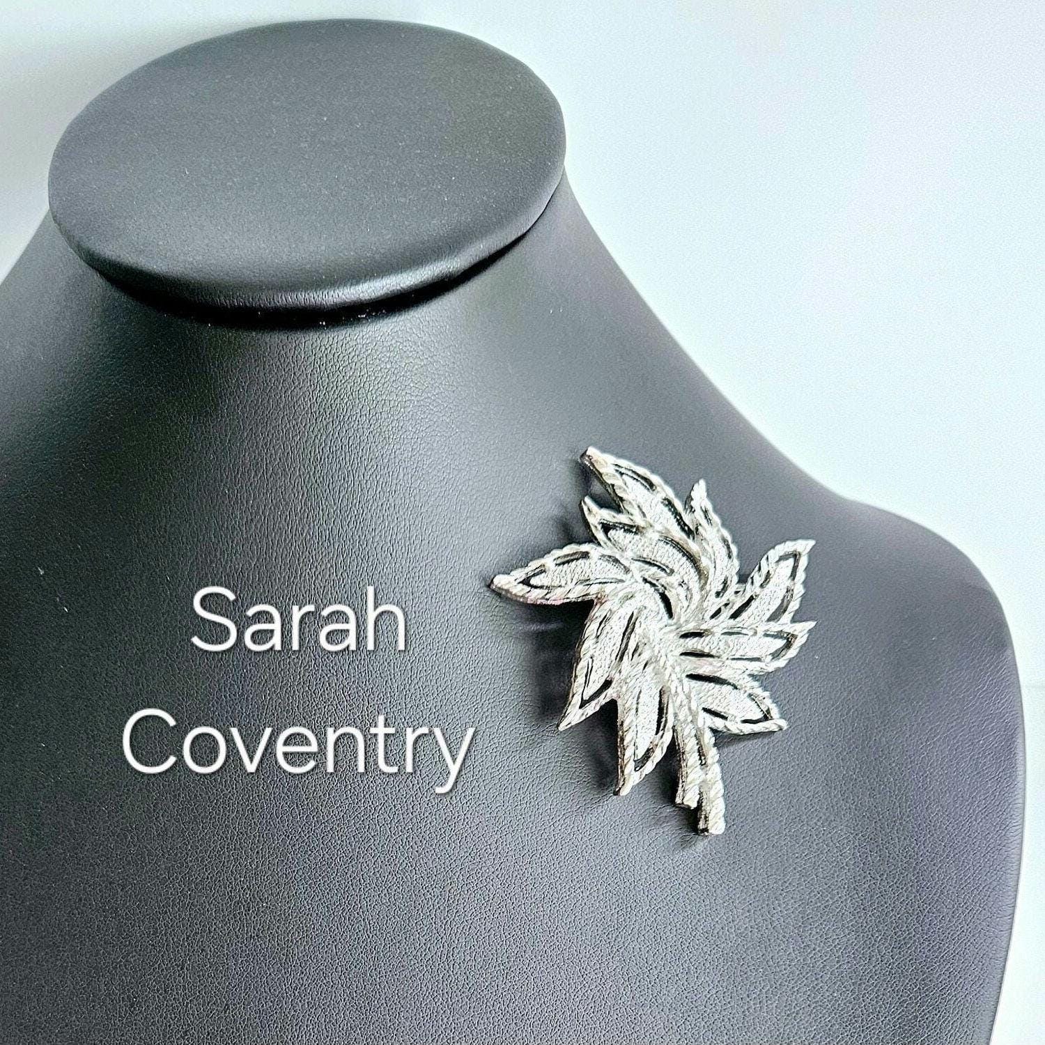 Broche Vintage Signée SARAH COV - Gravure Fine Couleur Or Blanc - Modèle *3486 - Occasion