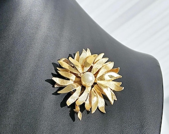 Vintage Gold Tone Flower Brooch: Faux Pearl Dahlia Carnation Pin