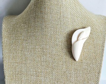 Vintage Calla Lily Brooch Pin. Ivory/Cream, Roll Over Clasp. CIRCA 1950s. Unsigned.