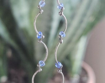 Vintage 10" Anklet Silver-tone Wavy Wire, Blue Glass Bead Accent.