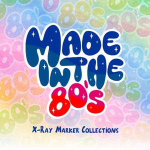 Könnte beinhalten: Ein Aufkleber mit dem Text "MADE IN THE 80'S" in einer Retro-Schriftart, mit einem Blau- und Rot-Farbschema. Der Hintergrund ist ein farbenfrohes, pastellfarbenes Design mit den Worten "80's" wiederholt. Der Text "X-Ray Marker Collections" befindet sich unten.