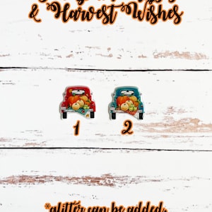 Könnte beinhalten: Zwei Vintage-Pickups gefüllt mit Kürbissen, Kürbissen und Herbstlaub. Die Lastwagen sind rot und blau mit weißen Rädern. Der Text "Pumpkin Kisses & Harvest Wishes" ist in Orange über den Lastwagen geschrieben. Der Text "1" und "2" ist unter den Lastwagen geschrieben. Der Text "*glitter can be added, no extra charge." ist unter den Lastwagen geschrieben.