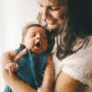 Könnte beinhalten: Eine Mutter hält ein gähnendes Baby in ihren Armen. Das Baby trägt ein blaues Kleidungsstück, und die Mutter ist in einem weißen Oberteil gekleidet. Das Bild hat einen weichen, malerischen Effekt mit warmen Tönen und einem Fokus auf die Bindung zwischen ihnen.