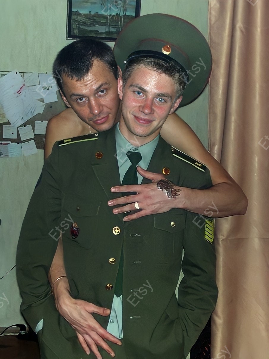 Hübsche russische Soldaten in Liebe Fotodruck Foto gay Etsy.de