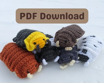 Op de afbeelding: Een verzameling handgemaakte gehaakte pissebedden in verschillende kleuren, waaronder oranje, grijs, geel, bruin, zwart en wit. De afbeelding bevat de tekst "PDF Download" in een bruine rechthoek.