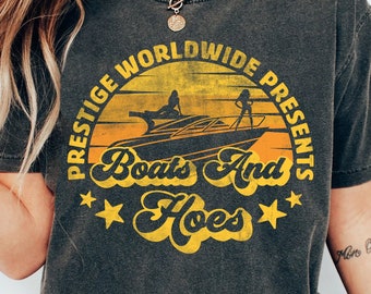 Camiseta Prestige Worldwide Boats and Hoes - Mejor traje de barcos - Ropa de barco retro - Náutica fresca - Regalo para amantes de los barcos Retro Unisex