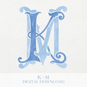 Op de afbeelding: Waterverf monogram met de verweven letters 'K' en 'M' in blauwtinten. Het ontwerp bevat decoratieve krullen en staat tegen een witte achtergrond. De tekst 'K + M DIGITAL DOWNLOAD' staat onderaan.