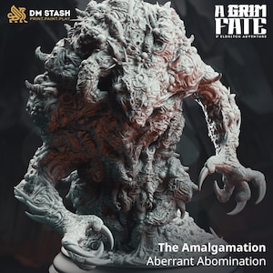 Könnte beinhalten: Detaillierte, grau getönte Miniaturfigur von "The Amalgamation Aberrant Abomination" aus "A Grim Fate" 5e Eldritch Adventure. Die Kreatur hat einen grotesken, strukturierten Körper mit scharfen Krallen. Das DM STASH-Logo befindet sich oben links.