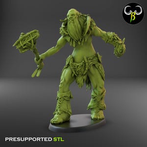 Puede incluir: Una figura miniatura verde y detallada de una criatura humanoide grande, barbuda, que empu&ntilde;a un gran garrote con p&uacute;as. La criatura lleva un taparrabos y tiene una expresi&oacute;n feroz.
