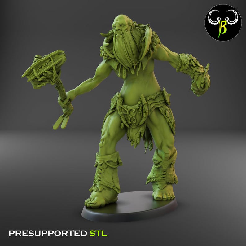 Puede incluir: Una figura miniatura verde y detallada de una criatura humanoide grande, barbuda, que empu&ntilde;a un gran garrote con p&uacute;as. La criatura lleva un taparrabos y tiene una expresi&oacute;n feroz.