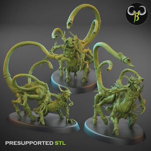 Może przedstawiać: Trzy zielone, szczegółowe modele stworzeń fantasy wydrukowane w 3D. Każda figura ma humanoidalny tułów, zwierzęce nogi i długie, segmentowane ogony z groźnymi głowami. Tekst "PRESUPPORTED STL" znajduje się na dole.