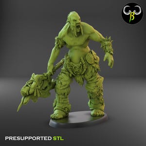 Puede incluir: Una figura miniatura verde y detallada de una criatura humanoide grande y musculosa con un garrote. La criatura tiene barba y lleva un taparrabos y vendas en las piernas. La miniatura est&aacute; en una postura din&aacute;mica, con el garrote de la criatura levantado por encima de su cabeza.