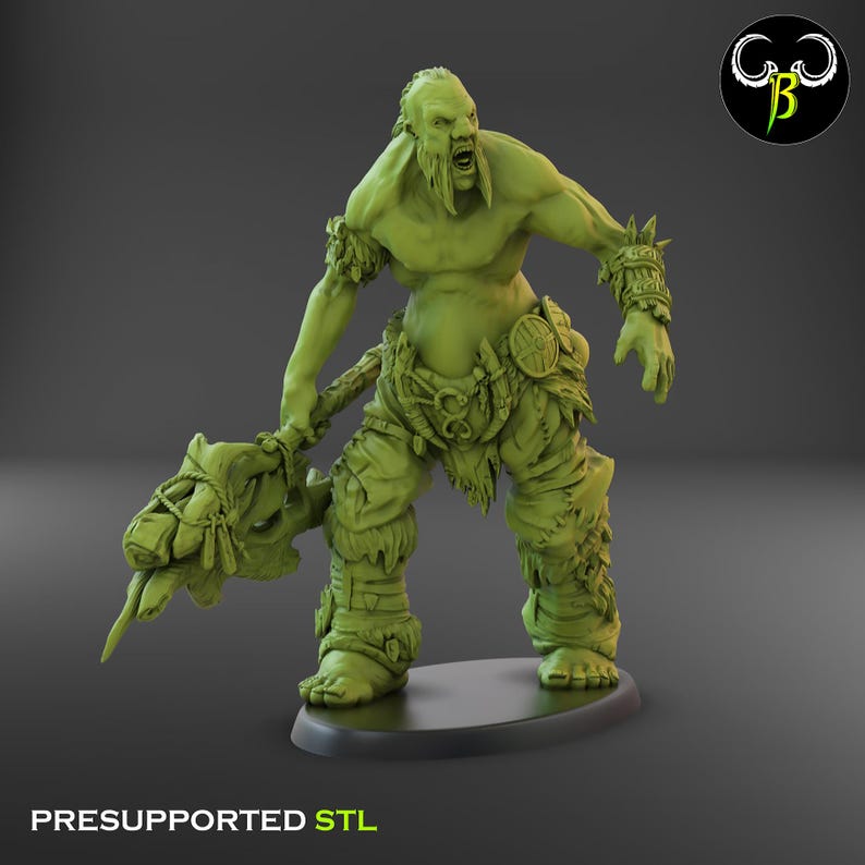 Puede incluir: Una figura miniatura verde y detallada de una criatura humanoide grande y musculosa con un garrote. La criatura tiene barba y lleva un taparrabos y vendas en las piernas. La miniatura est&aacute; en una postura din&aacute;mica, con el garrote de la criatura levantado por encima de su cabeza.