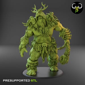 Könnte beinhalten: Eine grün 3D-gedruckte Miniatur einer großen, muskulösen, humanoiden Figur mit Geweih, Bart und einer schädelartigen Maske. Die Figur trägt einen Lendenschurz und hält einen großen, knochenartigen Knüppel in der rechten Hand. Die Miniatur ist für den 3D-Druck vorab unterstützt.