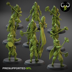 Pode incluir: Nove figuras de plástico verde em miniatura de guerreiros de fantasia com várias armas e armaduras. As figuras estão em poses dinâmicas e estão prontas para jogos de tabuleiro. PRESUPPORTED STL está impresso na parte inferior da imagem.