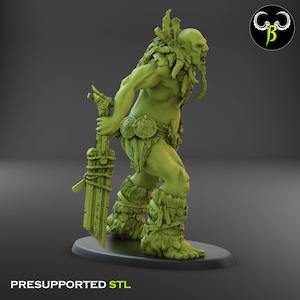 Puede incluir: Una miniatura impresa en 3D verde de una figura humanoide grande, musculosa, con un garrote. La figura lleva un taparrabos y tiene un gran tocado de plumas. La miniatura est&aacute; pre-soportada y lista para ser impresa.