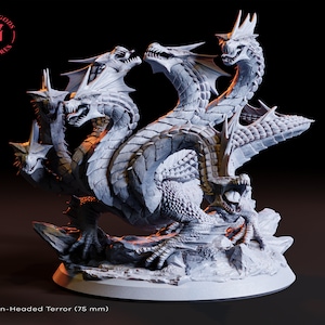 Puede incluir: Una miniatura de dragón blanco de siete cabezas con escamas detalladas y garras afiladas. El dragón está en una postura dinámica, con la cabeza levantada y las alas extendidas. La miniatura mide 75 mm de alto y forma parte de la colección Flesh of Gods Miniatures. The Seven-Headed Terror (75 mm)