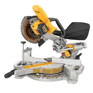 Puede incluir: Una sierra ingletadora amarilla y plateada con una hoja circular. La sierra tiene un mango negro y una bolsa para el polvo negra. La marca "DEWALT" es visible en la carcasa del motor. La sierra est&aacute; dise&ntilde;ada para cortar madera y otros materiales.