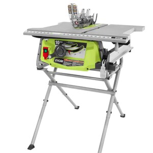 Puede incluir: Una sierra de mesa de 10 pulgadas (25,4 cm) de color verde lima y gris con un soporte de metal plateado. La sierra tiene un protector de hoja y un bot&oacute;n de encendido rojo. Dise&ntilde;ada para cortar madera y otros materiales.