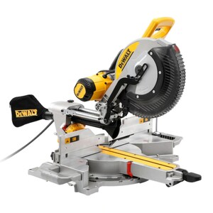 Puede incluir: Sierra ingletadora amarilla y plateada con protector de hoja negro. La sierra tiene un mango amarillo y la marca "DEWALT" es visible en la carcasa del motor y el protector de la hoja. Herramienta el&eacute;ctrica para cortar madera.