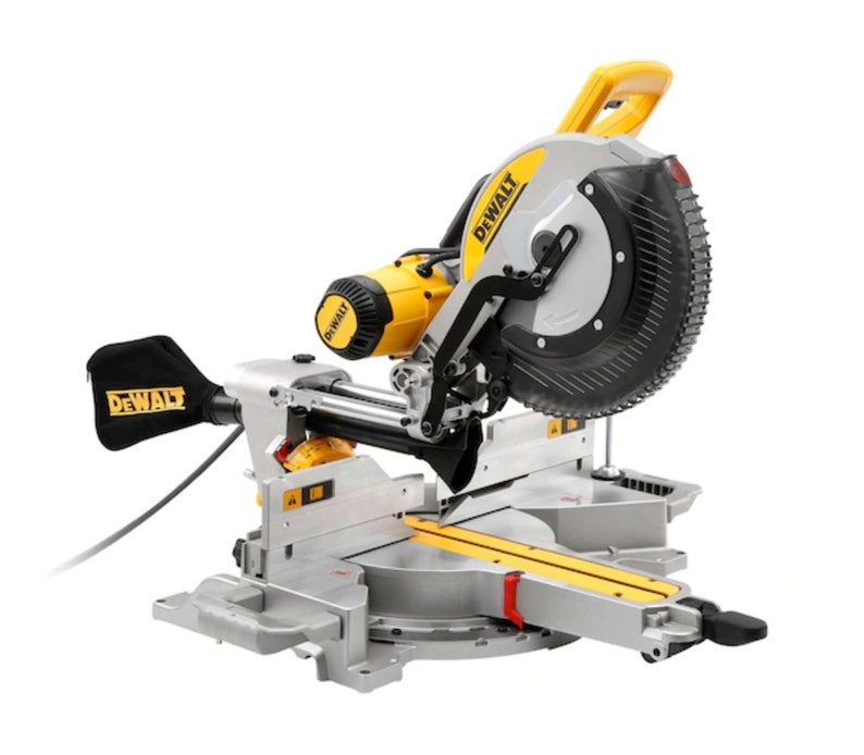 Puede incluir: Sierra ingletadora amarilla y plateada con protector de hoja negro. La sierra tiene un mango amarillo y la marca "DEWALT" es visible en la carcasa del motor y el protector de la hoja. Herramienta el&eacute;ctrica para cortar madera.