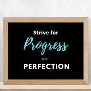 Puede incluir: Una cita motivacional enmarcada sobre un fondo negro. La cita dice "Strive for Progress not Perfection" con la palabra "Progress" en azul claro.