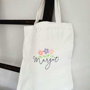 Sac fourre-tout personnalisé avec nom de fleur, lettres pastel florales personnalisées | Sac pour enfants | Sac cadeau | porté épaule en toile | Cartable scolaire | Sac de bibliothèque