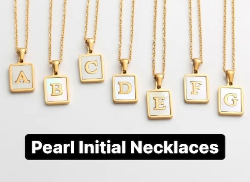 Op de afbeelding: Zeven gouden kettingen met parel initialen hangers. Elke hanger is een vierkant met een witte parel achtergrond en een gouden letter. De letters zijn A, B, C, D, E, F en G. De tekst "Parel Initialen Kettingen" staat onderaan de afbeelding.