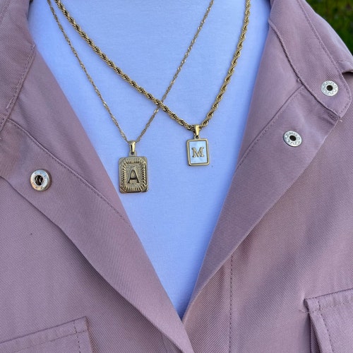 Juego de 2 collares para parejas, collares con múltiples iniciales, regalos de Navidad para novio, collar de pareja personalizado, regalo con inicial grabada para él y ella.