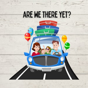 Op de afbeelding: Een blauwe auto met bagage op het dak en een gezin erin. De auto rijdt op een zwarte weg met witte lijnen. De tekst "ARE WE THERE YET?" staat boven de auto.