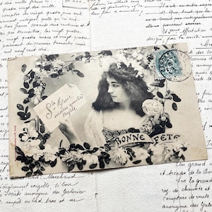 Década de 1900 - Postal con una joven y la frase "Bonne fête" (Buena fiesta)