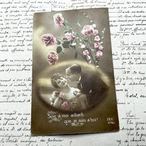 Década de 1910 - Cartão postal com um casal, flores e algumas palavras sobre amor